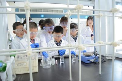 东华附校学子走进化学化工生物学院开展科普实践活动